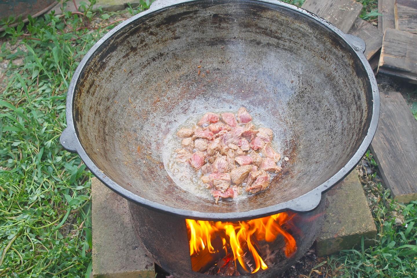 Шаг 9 приготовления Говядина с картошкой в казане на костре жареная