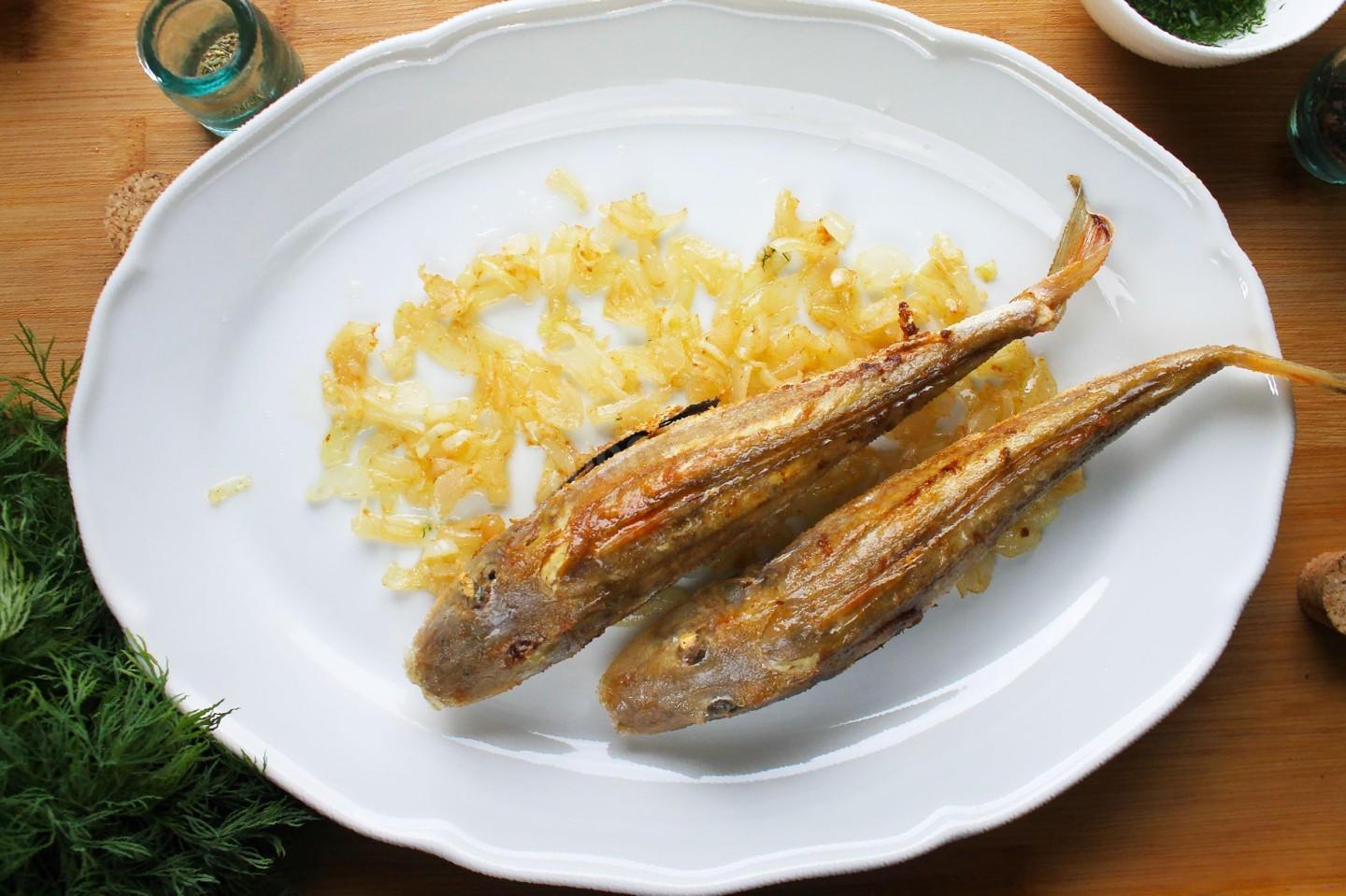 Шаг 8 приготовления Жареная рыба с чесноком и лимоном на сковороде