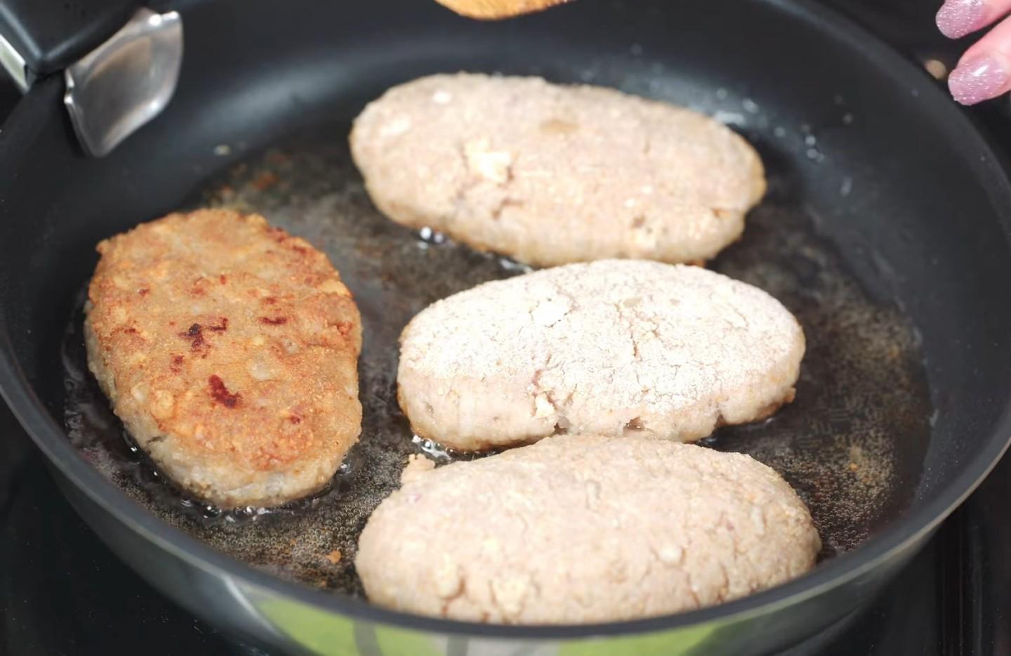 Шаг 10 приготовления Котлеты из готового мясного фарша с репчатым луком