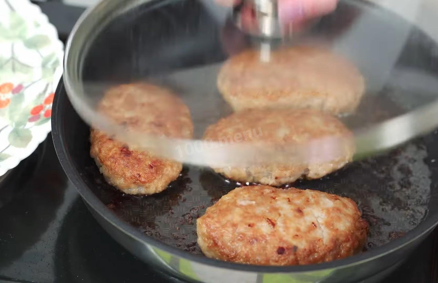 Шаг 11 приготовления Котлеты из готового мясного фарша с репчатым луком