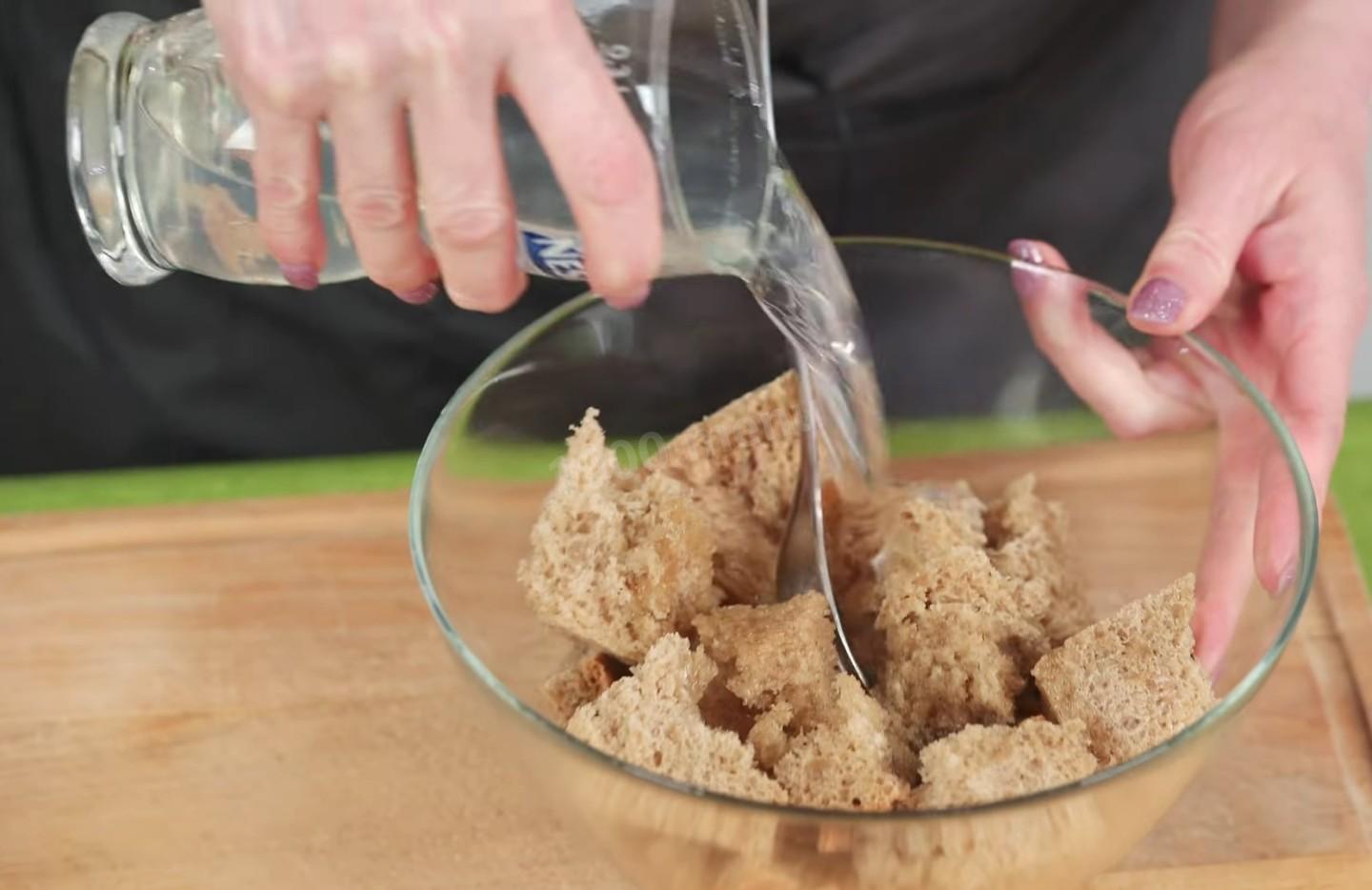 Шаг 2 приготовления Котлеты из готового мясного фарша с репчатым луком