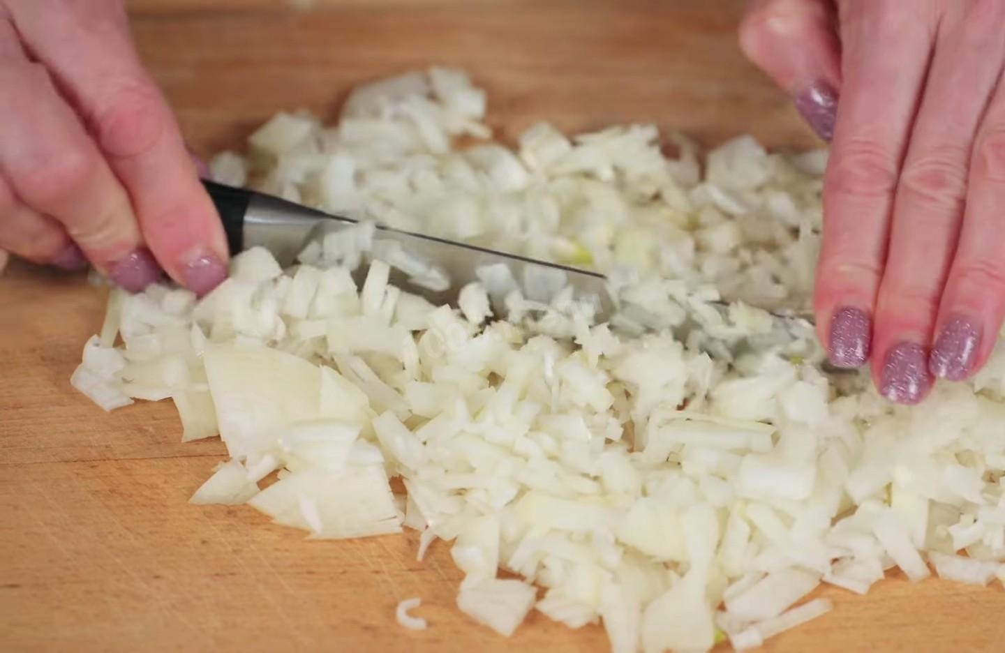 Шаг 3 приготовления Котлеты из готового мясного фарша с репчатым луком