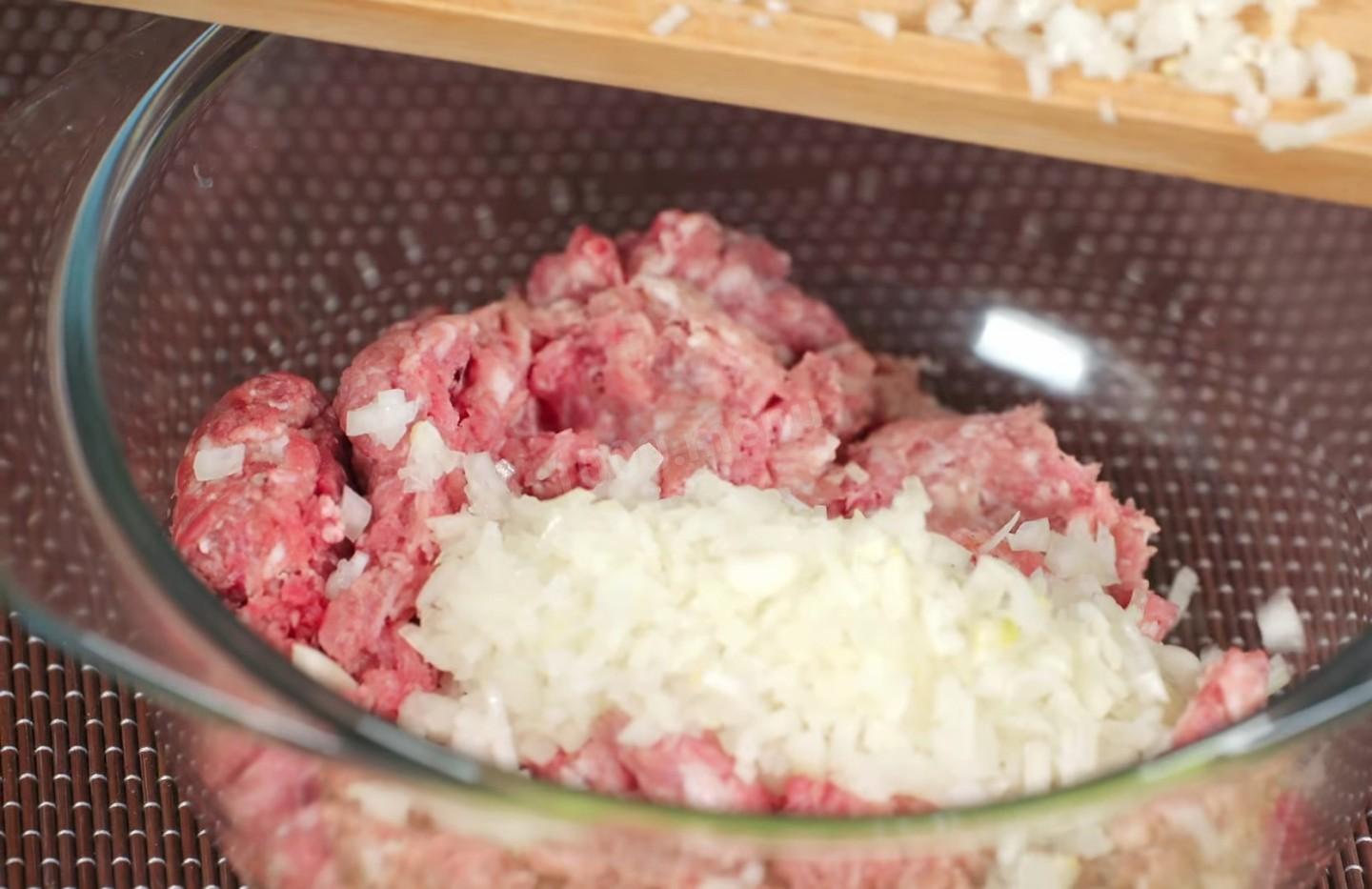 Шаг 4 приготовления Котлеты из готового мясного фарша с репчатым луком
