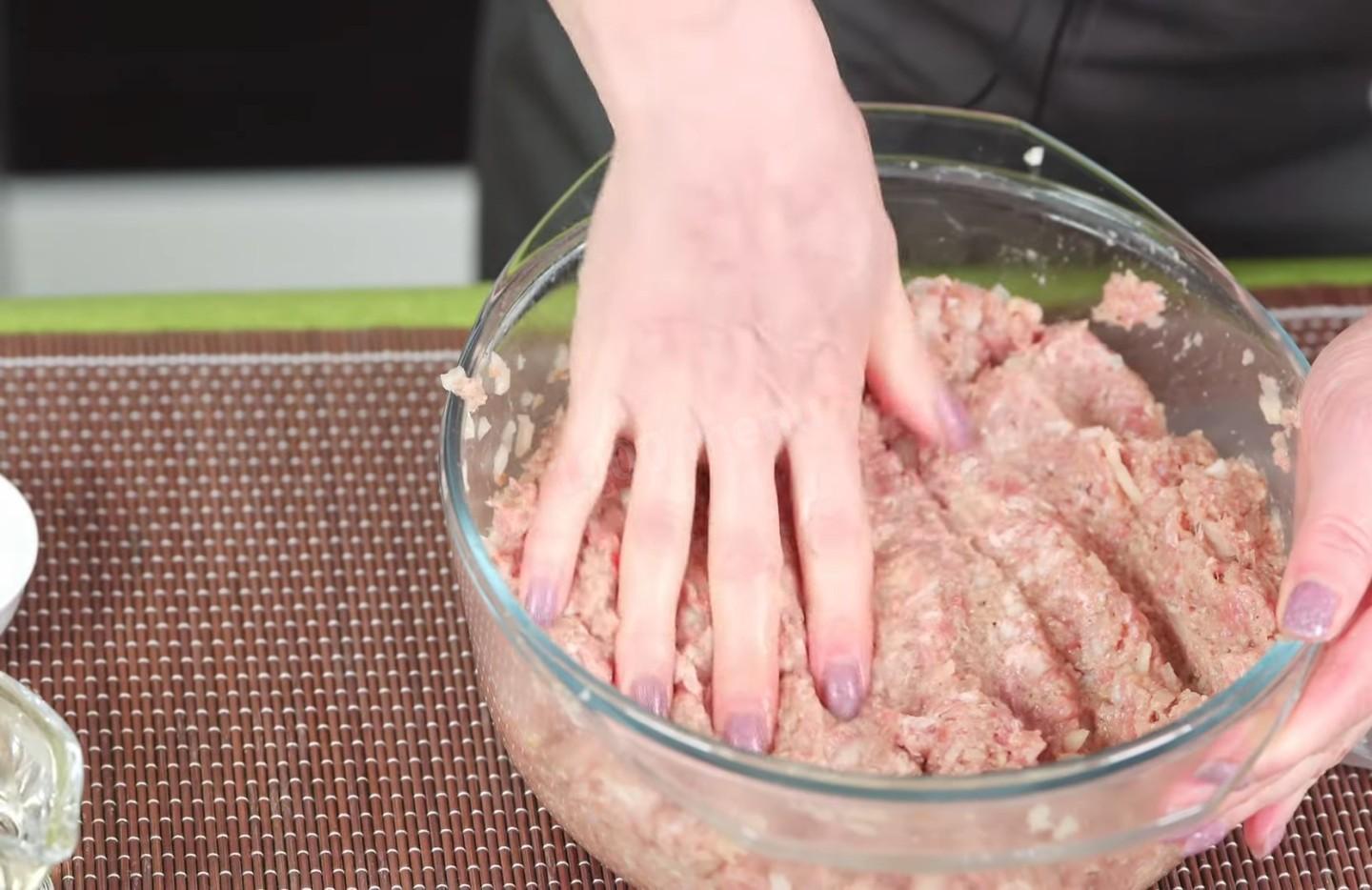 Шаг 7 приготовления Котлеты из готового мясного фарша с репчатым луком
