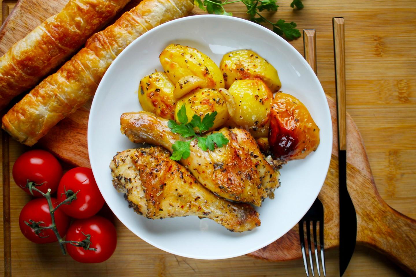 Обложка рецепта Курица с картофелем и яблоками в духовке запечённые