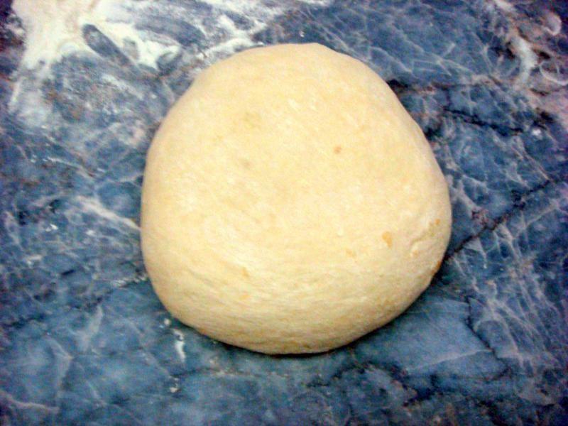 Шаг 1 приготовления Праздничная пицца с сосисками по краям