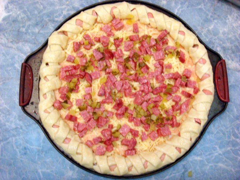 Шаг 10 приготовления Праздничная пицца с сосисками по краям
