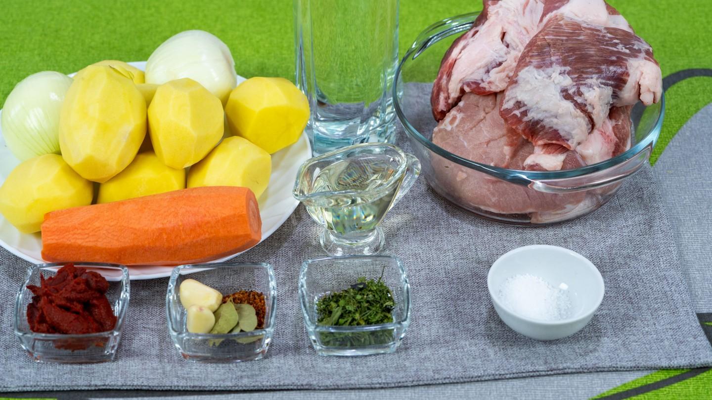 Шаг 1 приготовления Жаркое с мясом свинины и картофелем по-сибирски