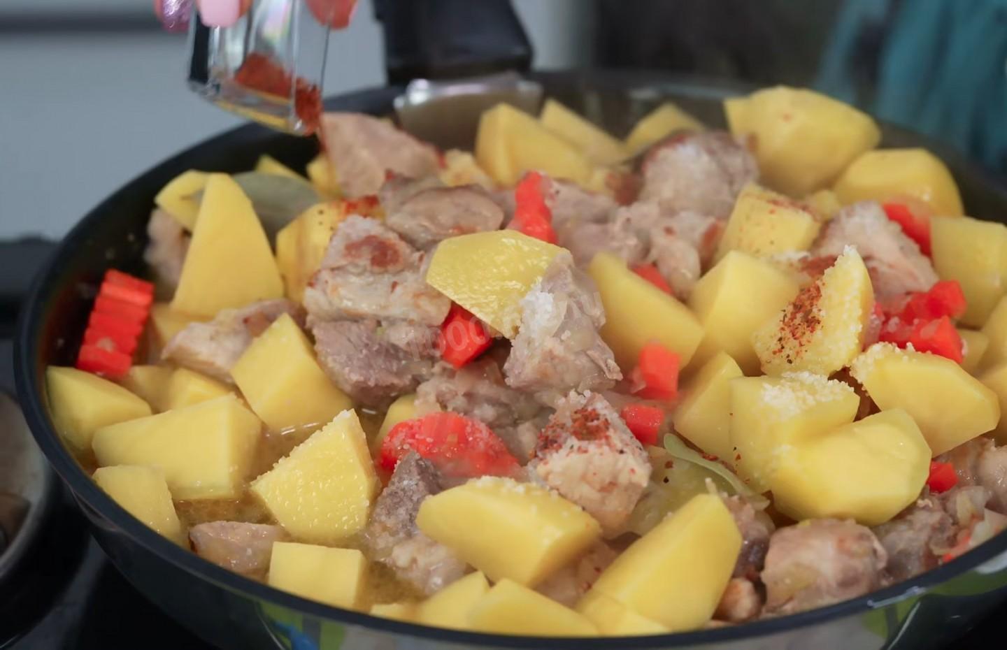 Шаг 10 приготовления Жаркое с мясом свинины и картофелем по-сибирски