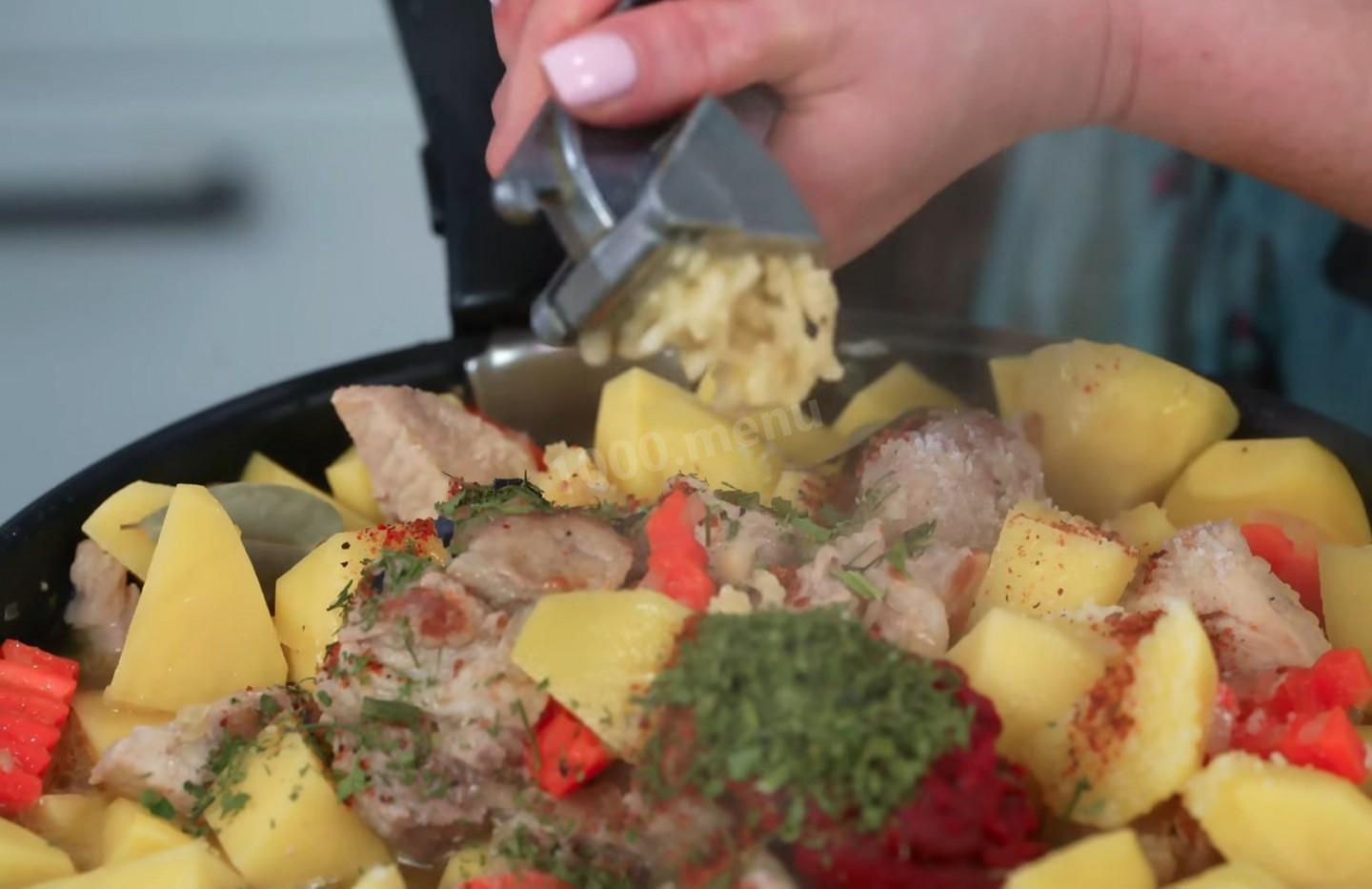Шаг 11 приготовления Жаркое с мясом свинины и картофелем по-сибирски