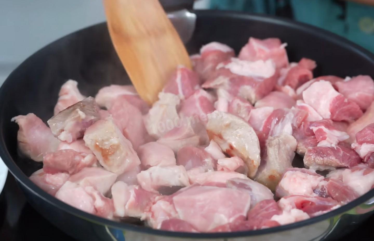 Шаг 3 приготовления Жаркое с мясом свинины и картофелем по-сибирски