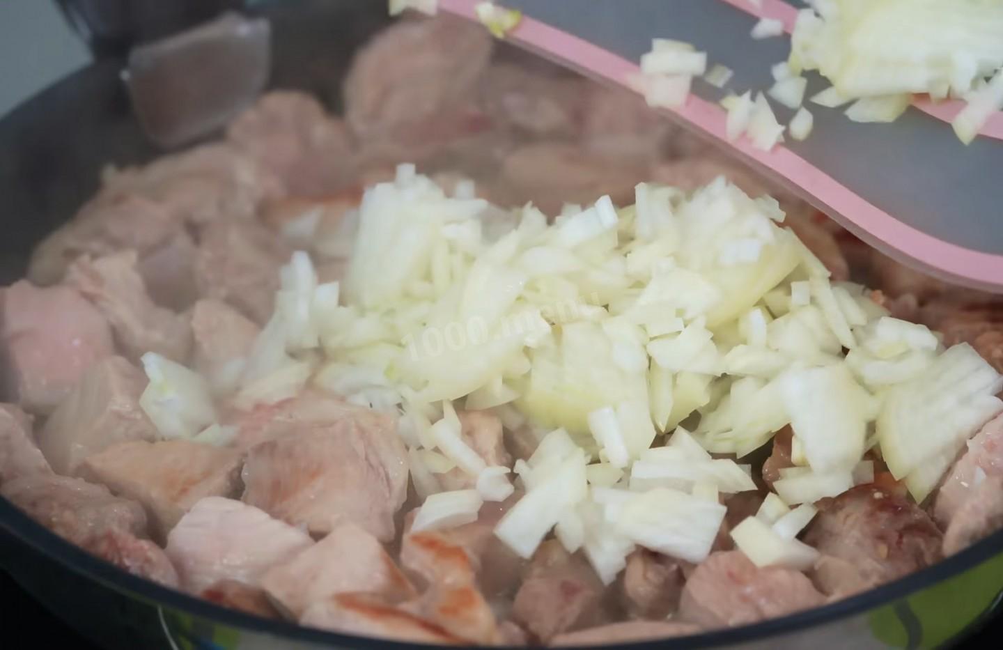 Шаг 4 приготовления Жаркое с мясом свинины и картофелем по-сибирски
