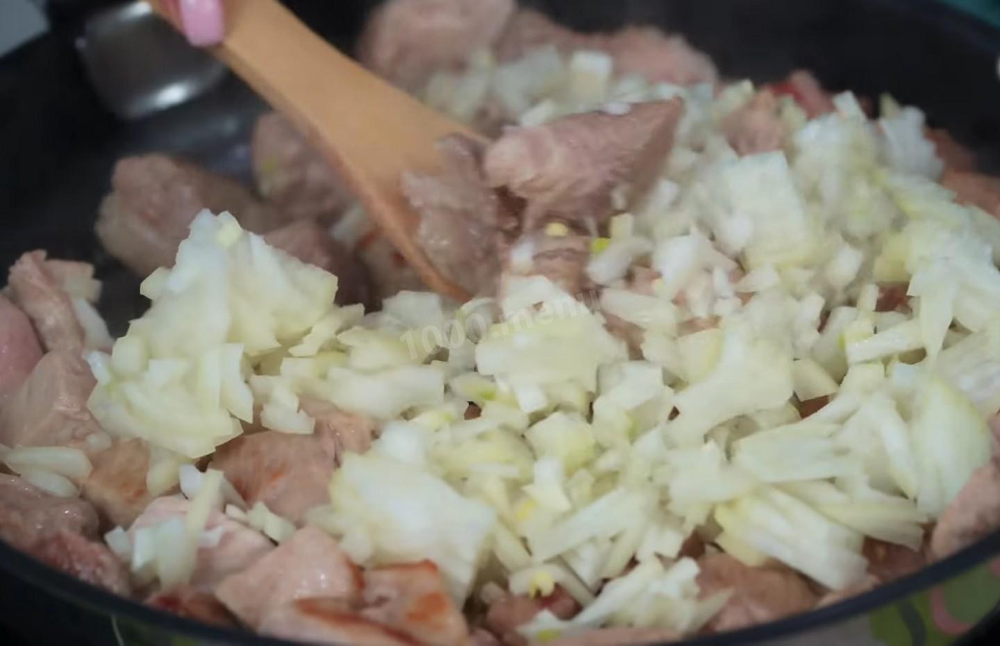 Шаг 5 приготовления Жаркое с мясом свинины и картофелем по-сибирски