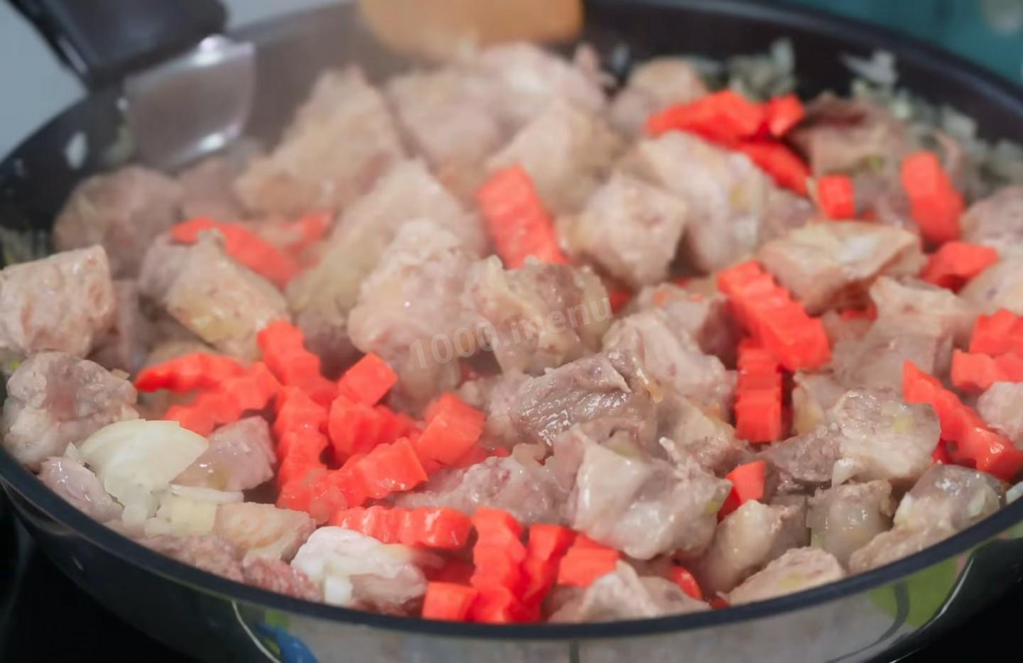 Шаг 7 приготовления Жаркое с мясом свинины и картофелем по-сибирски
