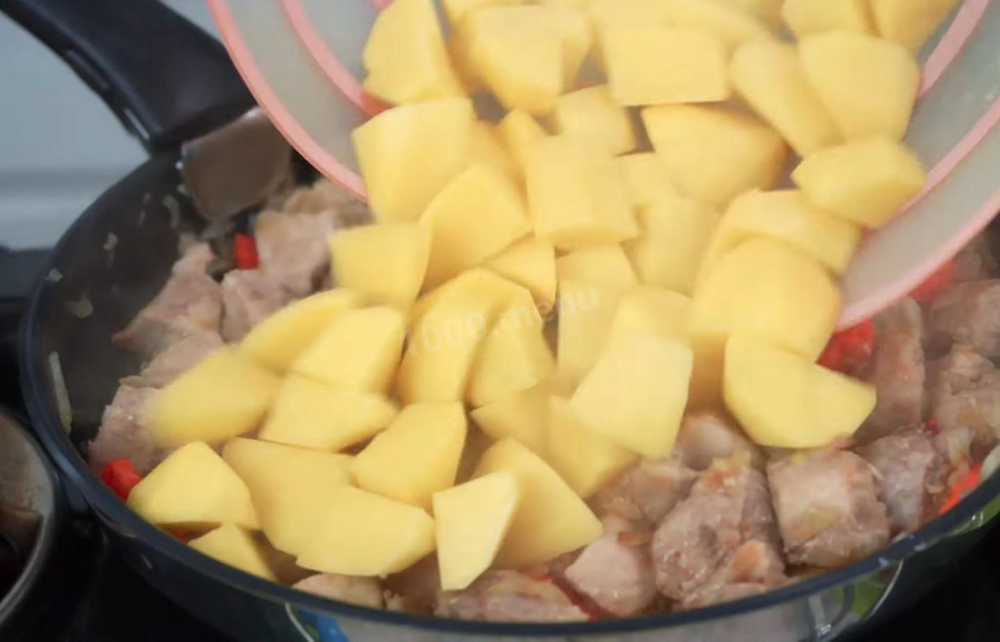 Шаг 8 приготовления Жаркое с мясом свинины и картофелем по-сибирски
