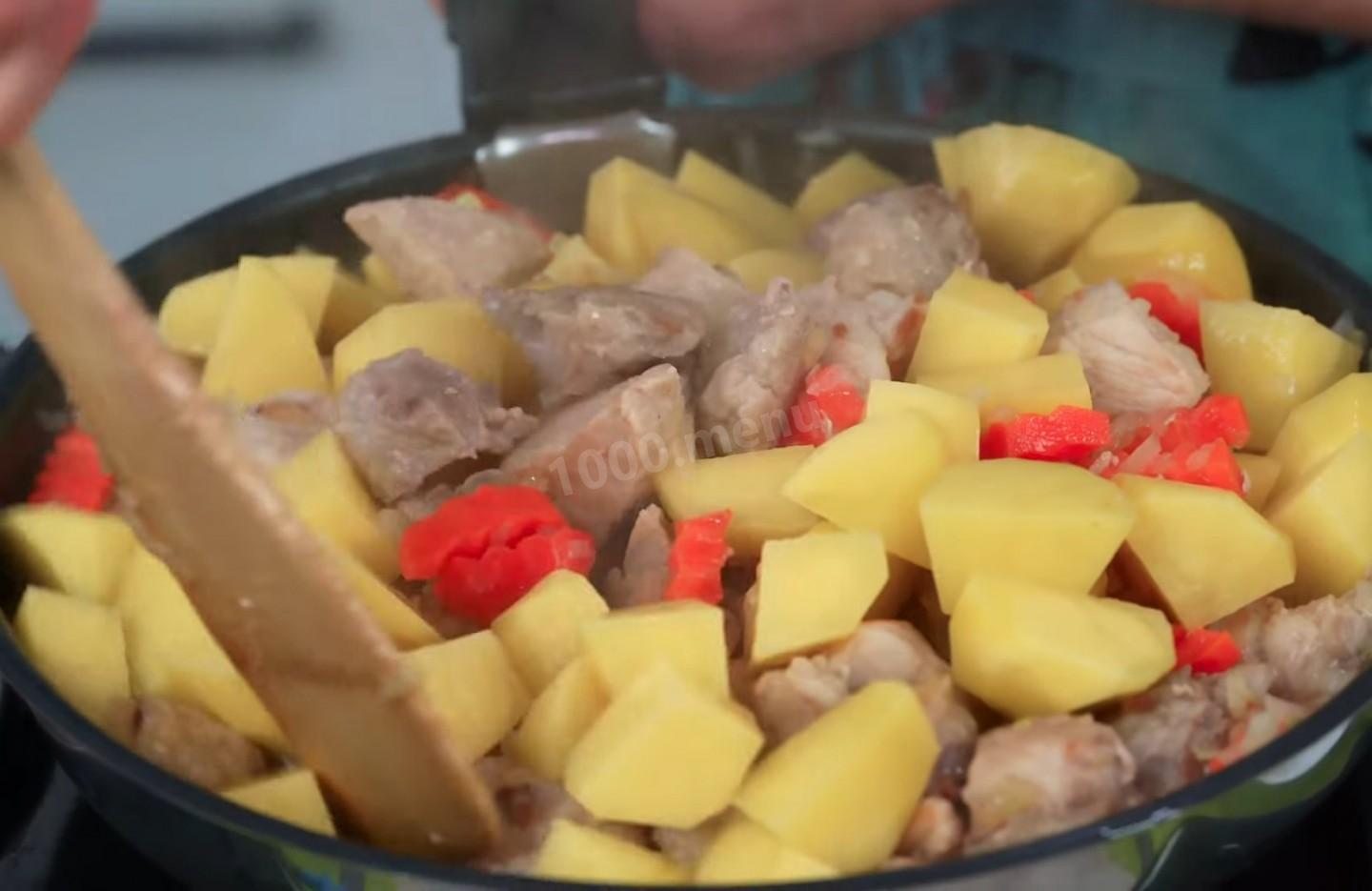 Шаг 9 приготовления Жаркое с мясом свинины и картофелем по-сибирски