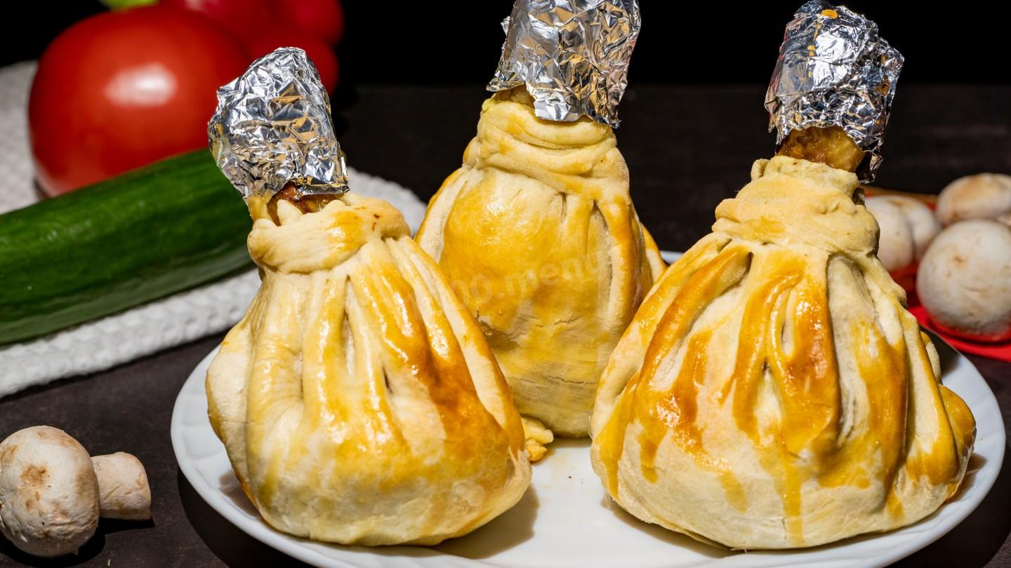 Шаг 17 приготовления Куриные голени запеченные в мешочках из теста