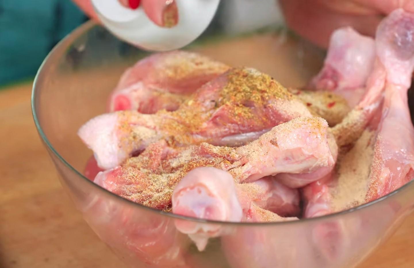 Шаг 2 приготовления Куриные голени запеченные в мешочках из теста
