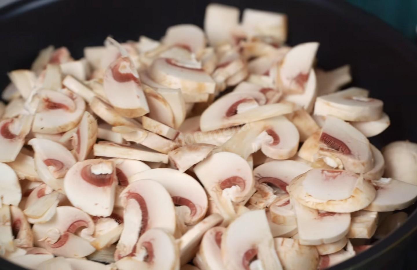 Шаг 4 приготовления Куриные голени запеченные в мешочках из теста