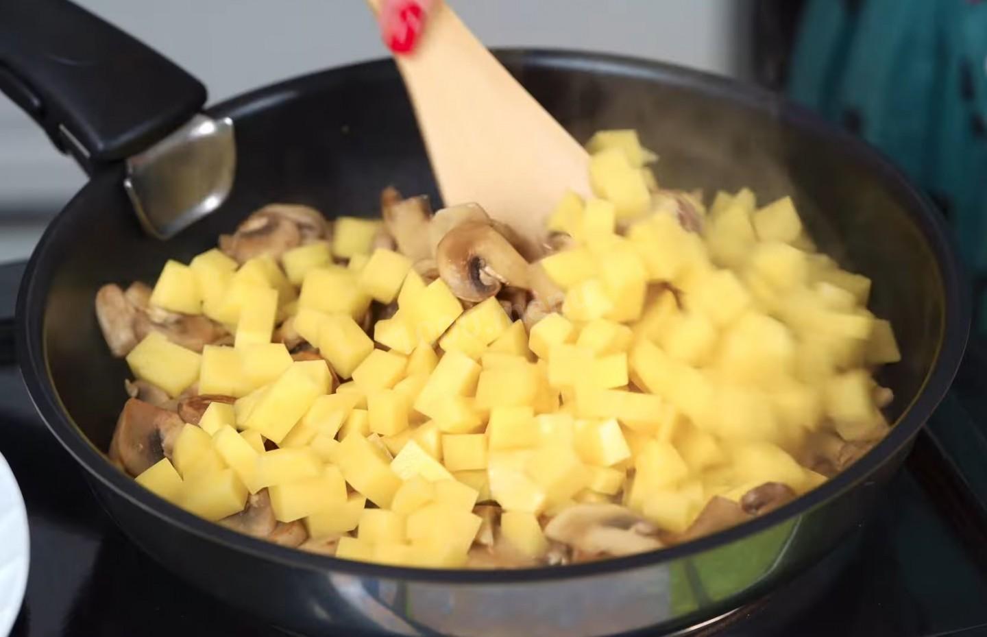Шаг 6 приготовления Куриные голени запеченные в мешочках из теста