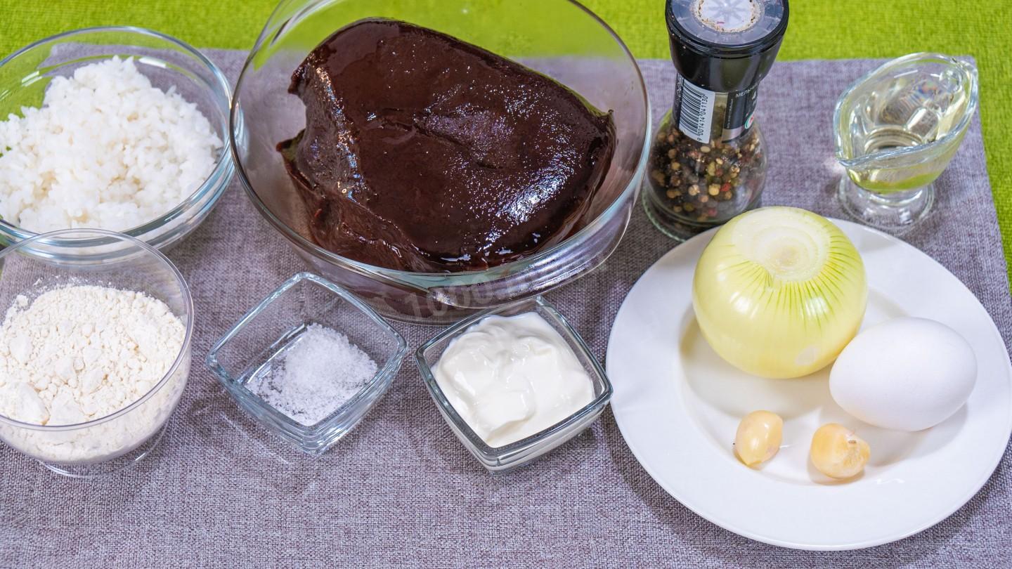 Шаг 1 приготовления Оладьи из говяжьей печени с луком и рисом со сметаной