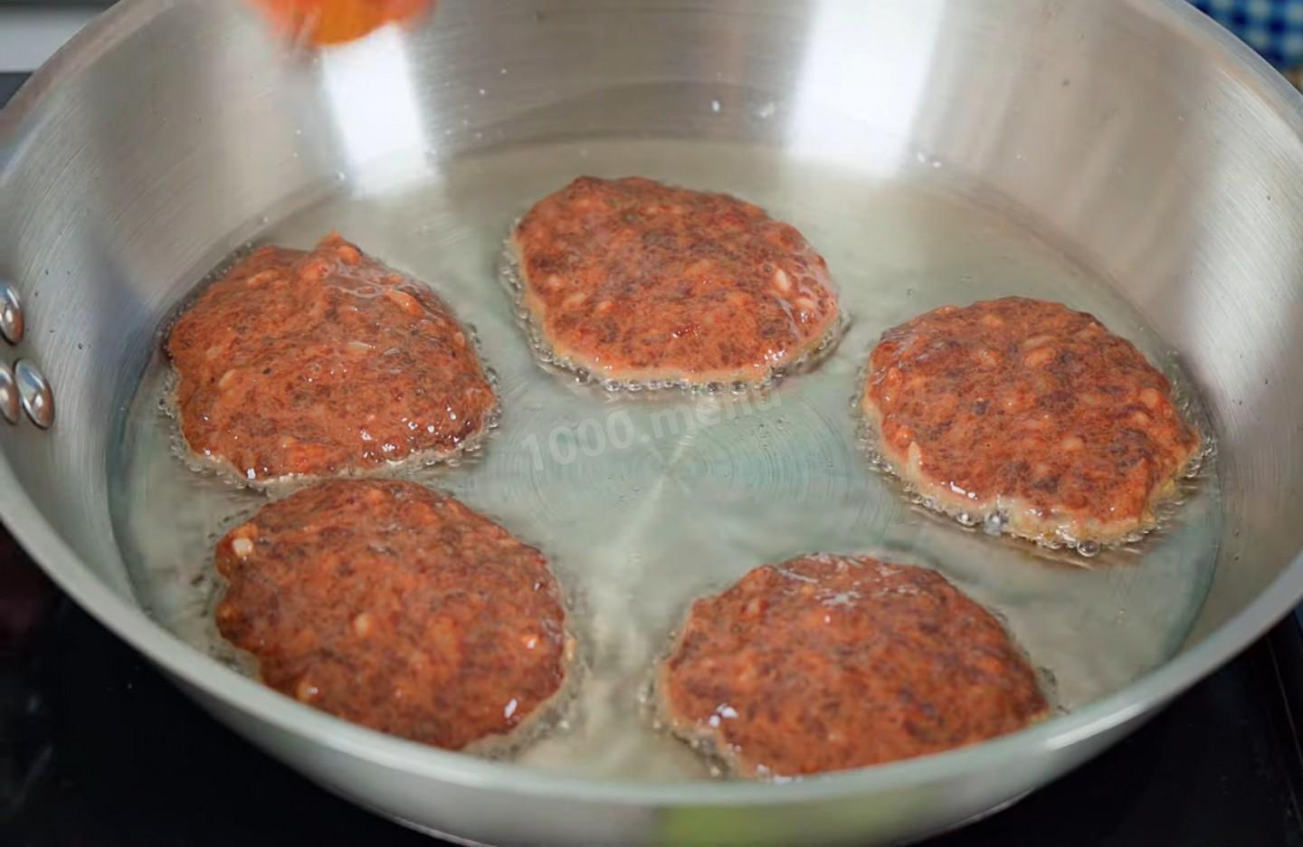 Шаг 11 приготовления Оладьи из говяжьей печени с луком и рисом со сметаной