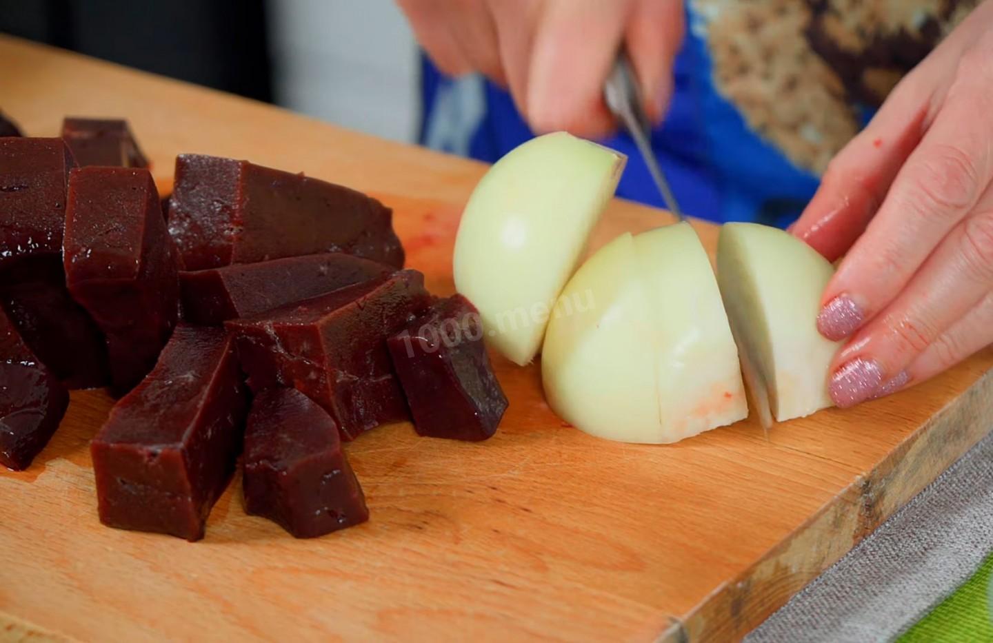 Шаг 3 приготовления Оладьи из говяжьей печени с луком и рисом со сметаной