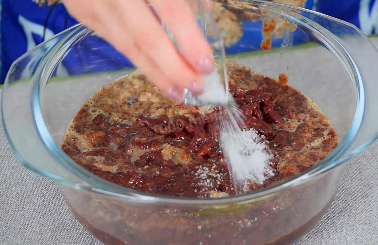 Шаг 4 приготовления Оладьи из говяжьей печени с луком и рисом со сметаной