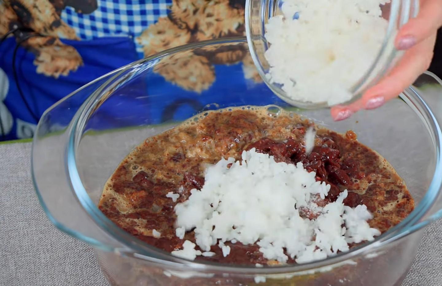 Шаг 5 приготовления Оладьи из говяжьей печени с луком и рисом со сметаной