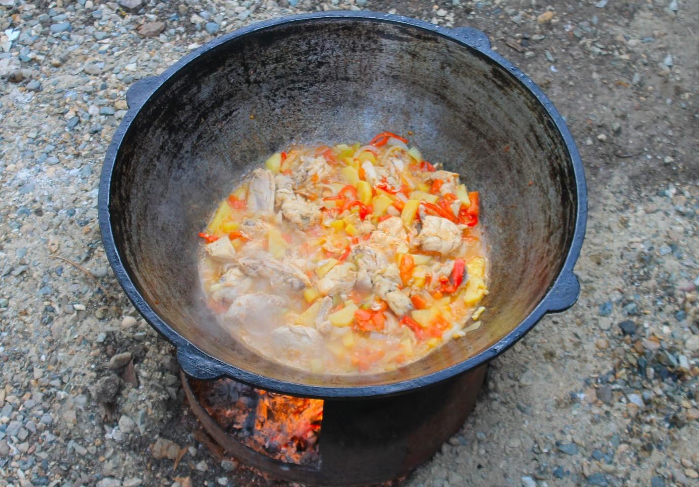 Шаг 10 приготовления Курица в казане с овощами на костре