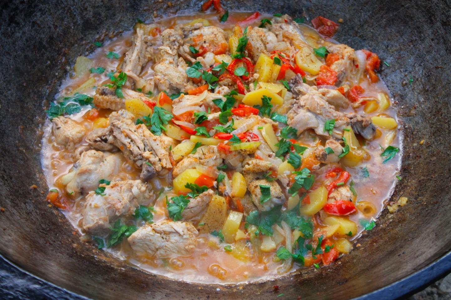 Шаг 11 приготовления Курица в казане с овощами на костре
