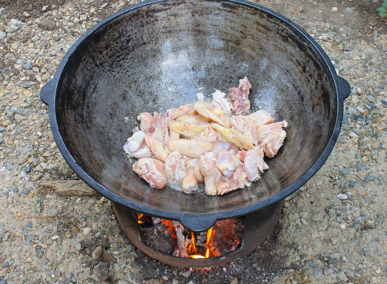 Шаг 2 приготовления Курица в казане с овощами на костре