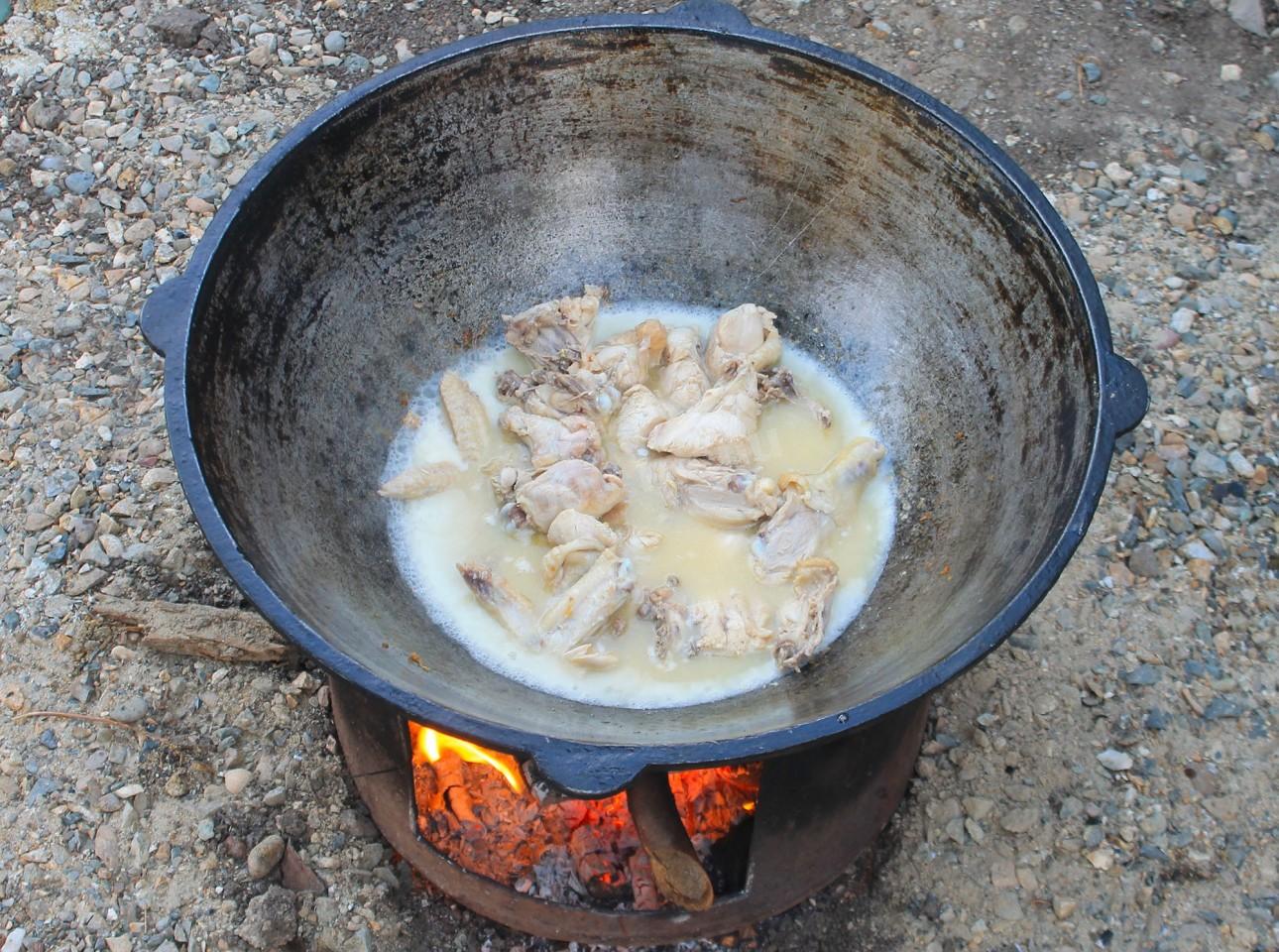 Шаг 3 приготовления Курица в казане с овощами на костре