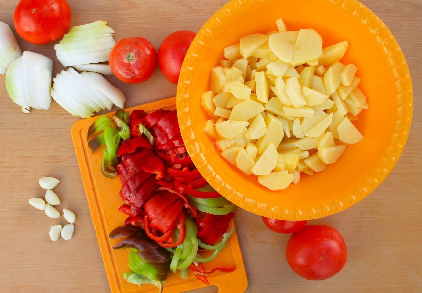 Шаг 6 приготовления Курица в казане с овощами на костре
