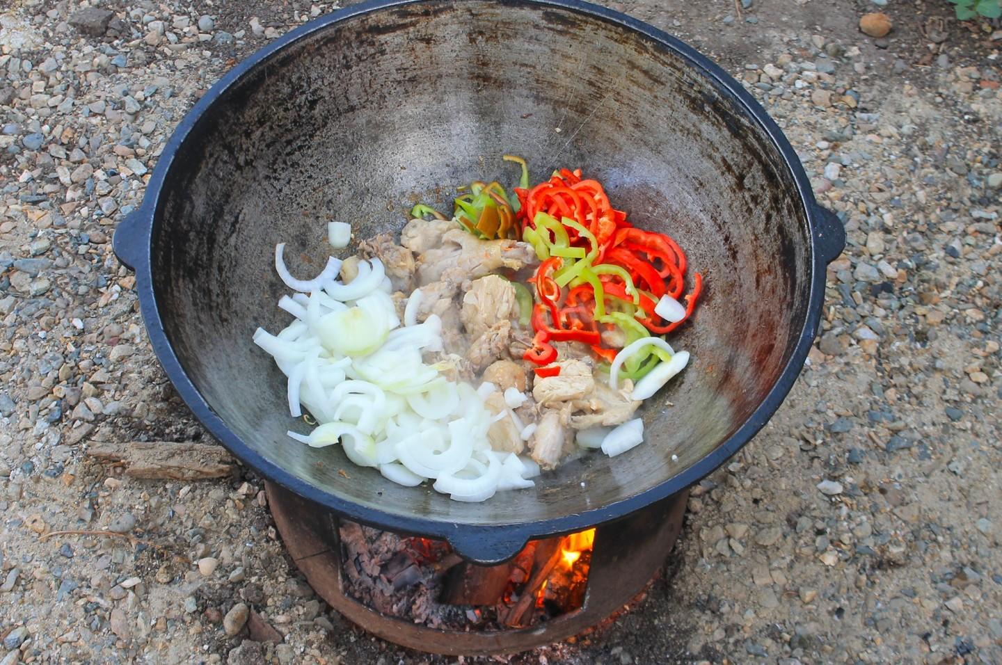 Шаг 7 приготовления Курица в казане с овощами на костре