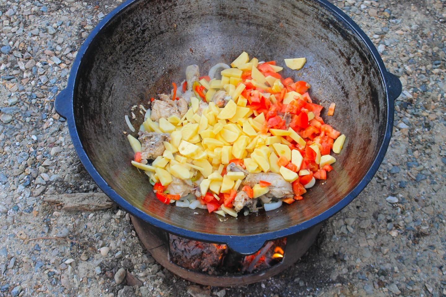 Шаг 9 приготовления Курица в казане с овощами на костре