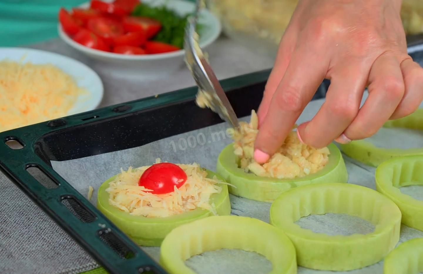 Шаг 12 приготовления Фаршированные кабачки в духовке кольцами с сыром и курицей