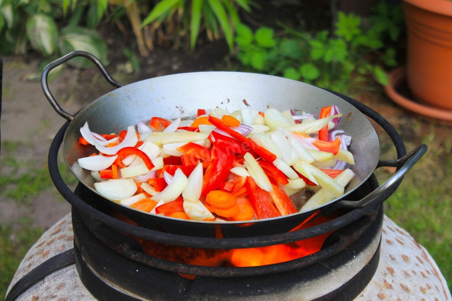 Шаг 10 приготовления Курица с овощами в сковороде на костре