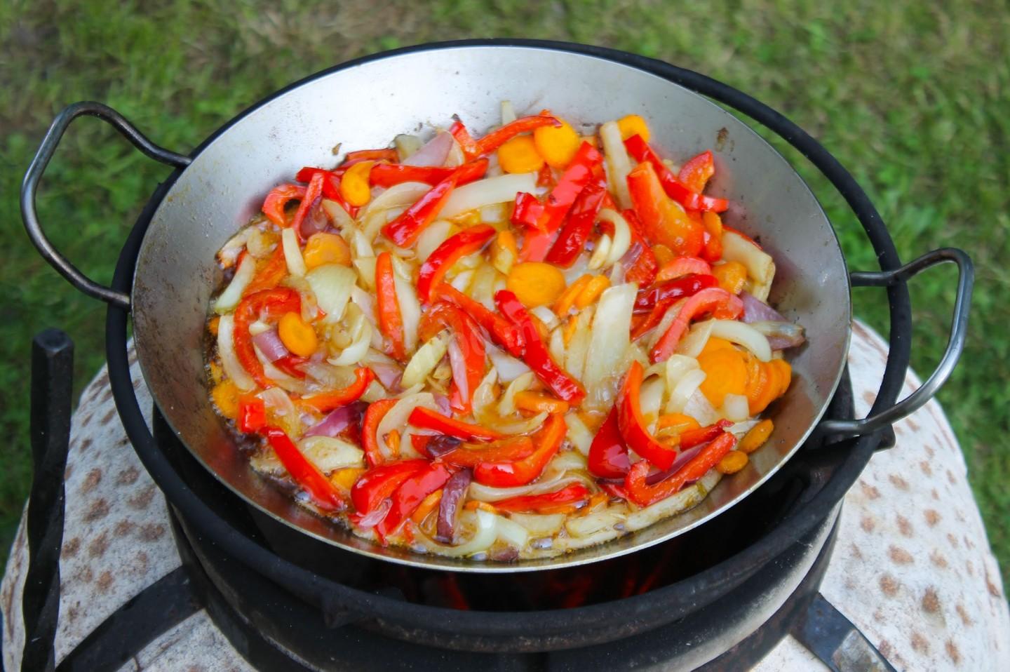 Шаг 11 приготовления Курица с овощами в сковороде на костре