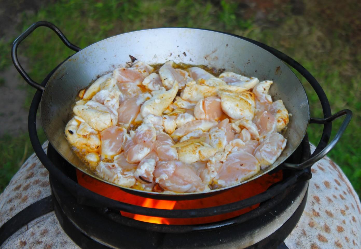 Шаг 12 приготовления Курица с овощами в сковороде на костре