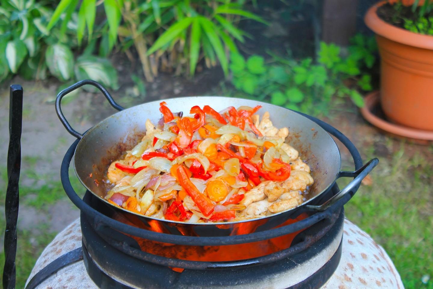 Шаг 13 приготовления Курица с овощами в сковороде на костре