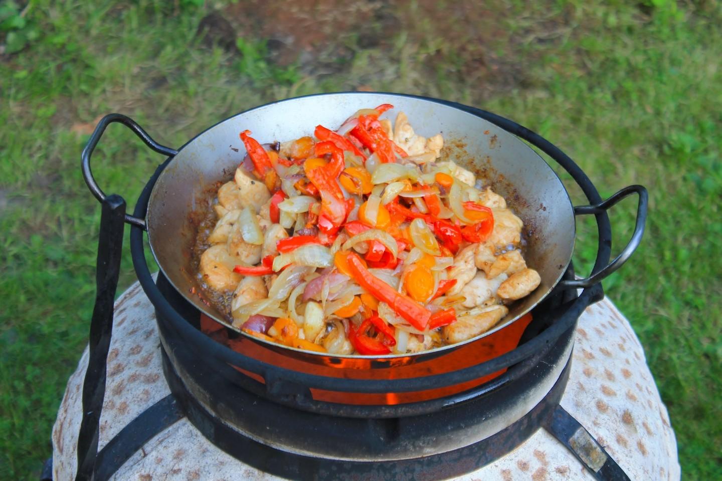 Шаг 14 приготовления Курица с овощами в сковороде на костре