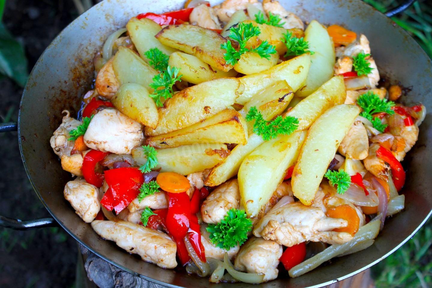 Шаг 15 приготовления Курица с овощами в сковороде на костре