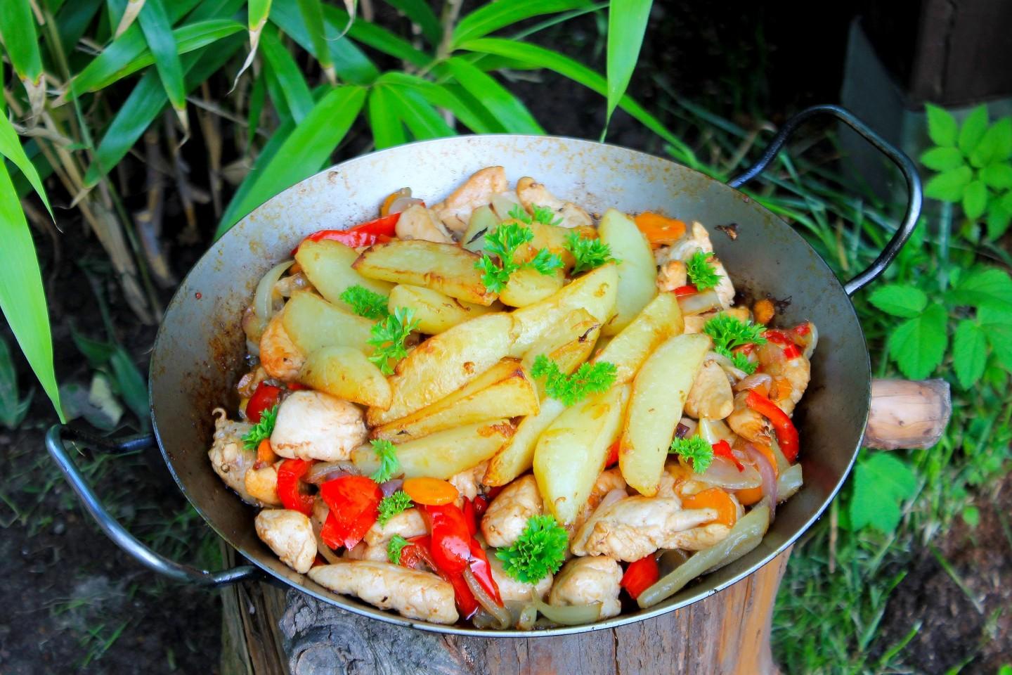 Шаг 16 приготовления Курица с овощами в сковороде на костре