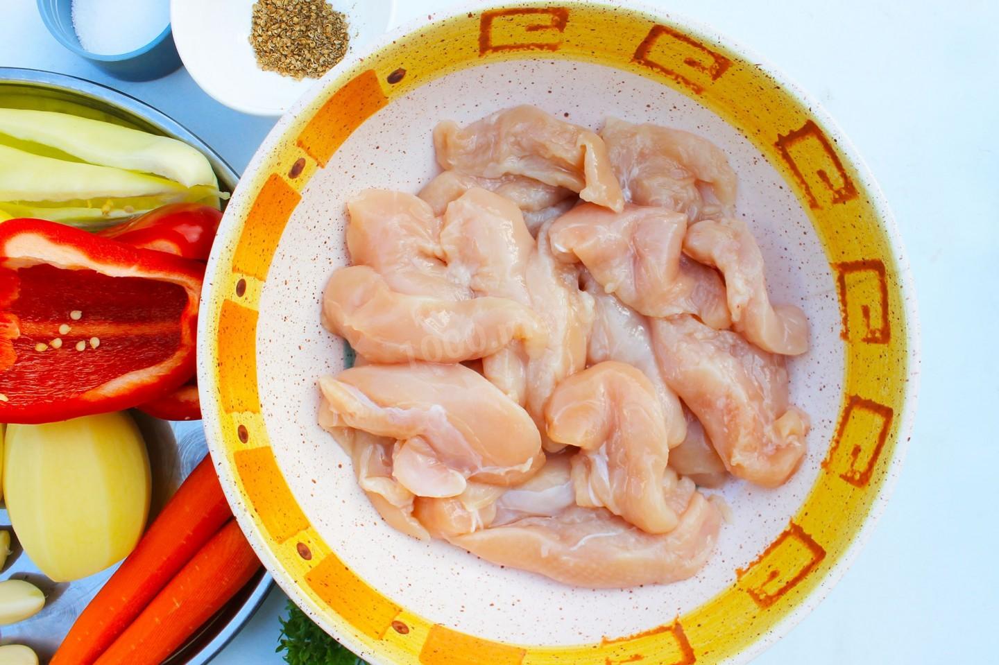 Шаг 2 приготовления Курица с овощами в сковороде на костре
