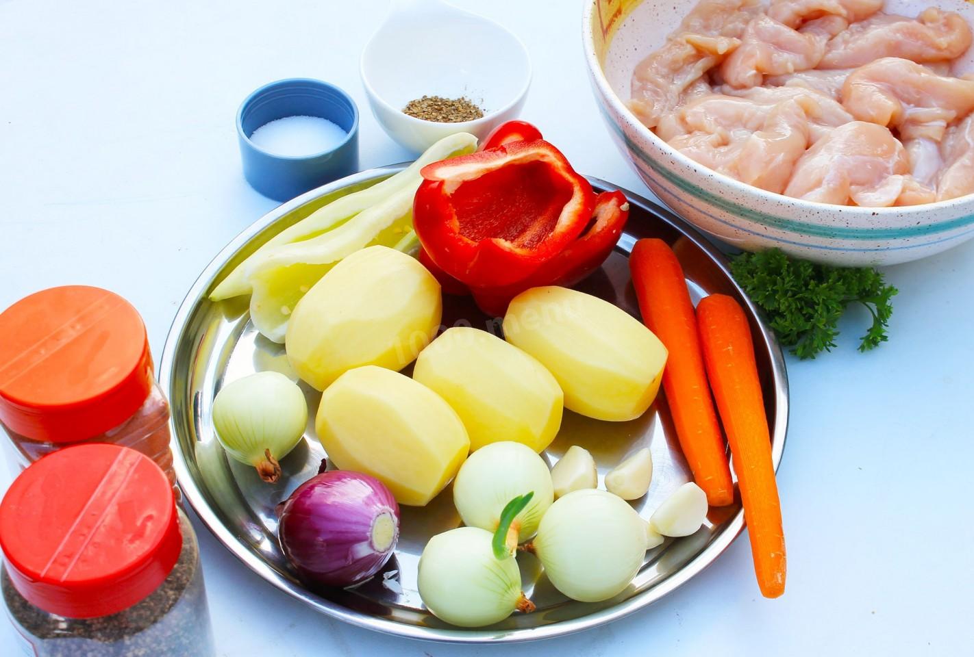 Шаг 4 приготовления Курица с овощами в сковороде на костре