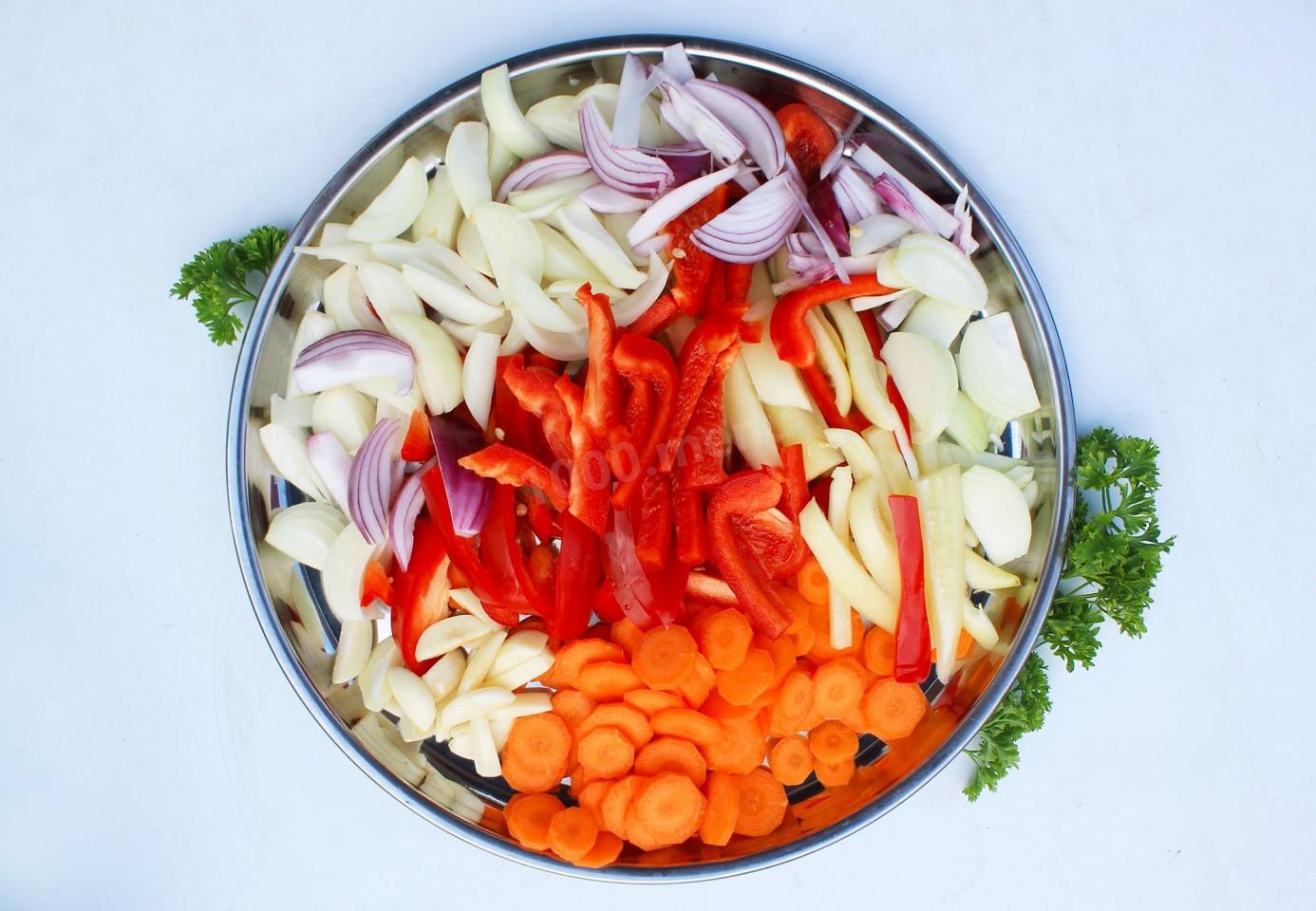 Шаг 6 приготовления Курица с овощами в сковороде на костре