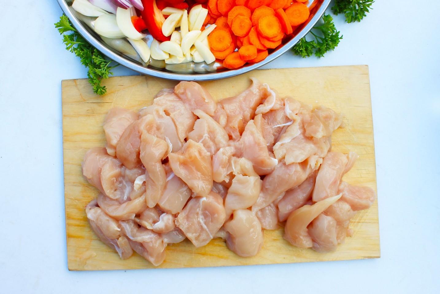 Шаг 7 приготовления Курица с овощами в сковороде на костре