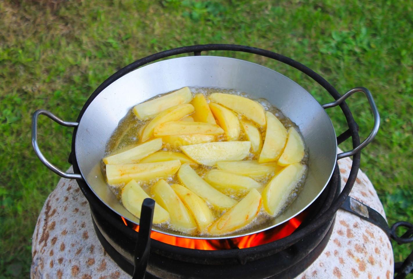Шаг 8 приготовления Курица с овощами в сковороде на костре