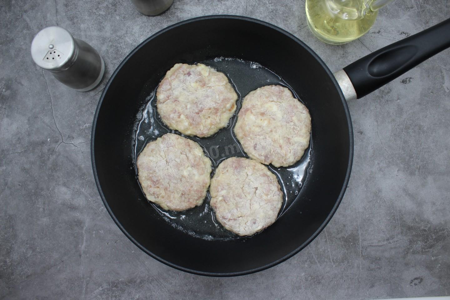 Шаг 9 приготовления Котлеты из куриных бедрышек со сливочным сыром